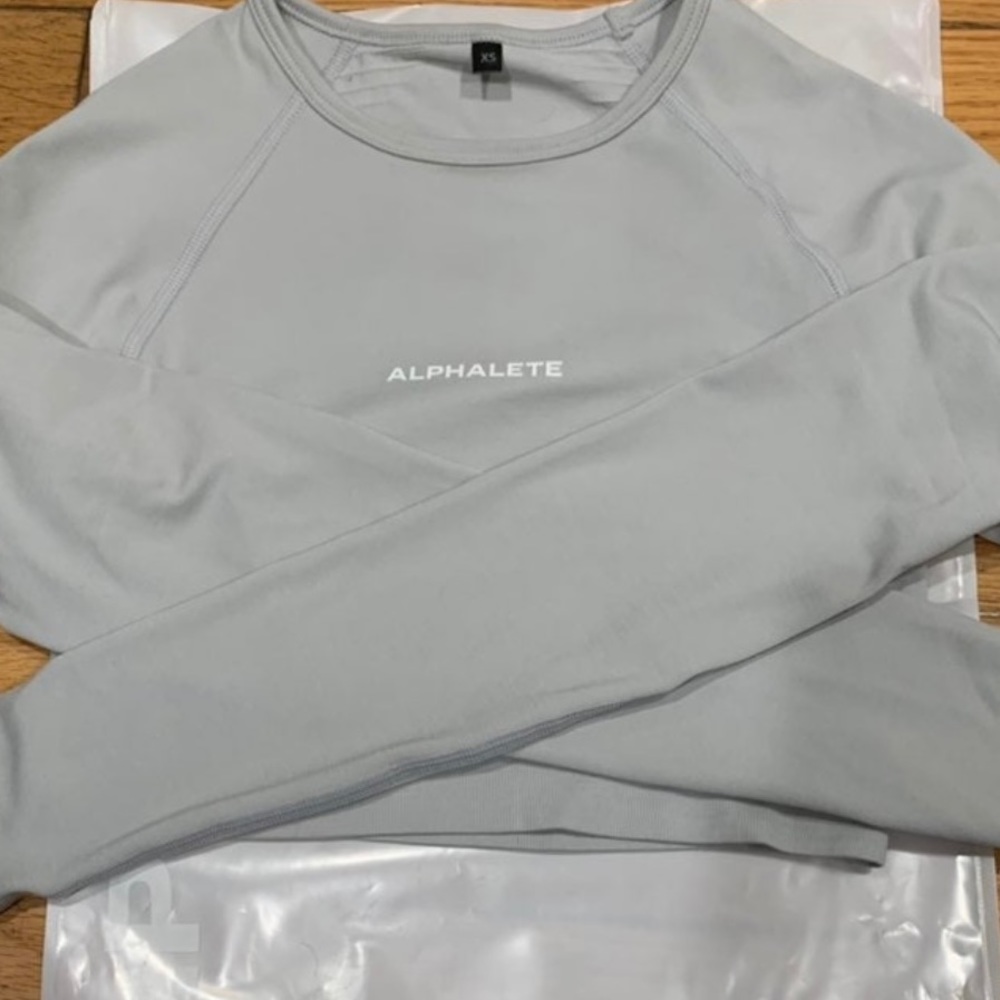 🚫SOLD🚫Alphalete amplify long sleeve crop top